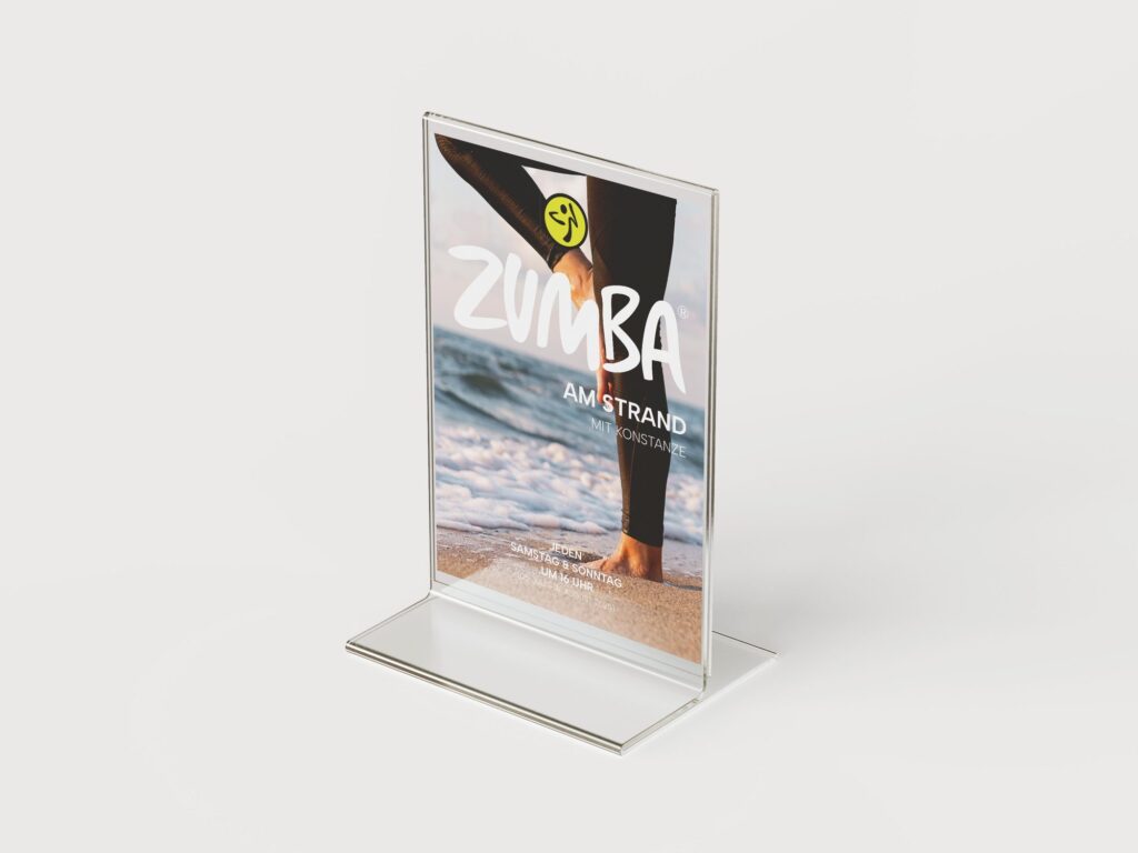 Zumba-Flyer in einem Acrylaufsteller
